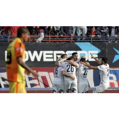 Agónico triunfo para mantener la punta