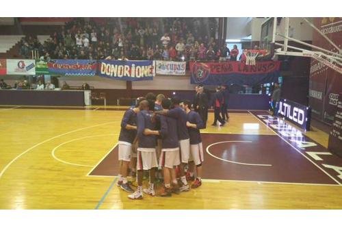 Dramática victoria en Basquet