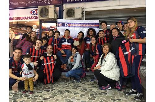 Coloccini y vila se sacaron fotos con los hinchas