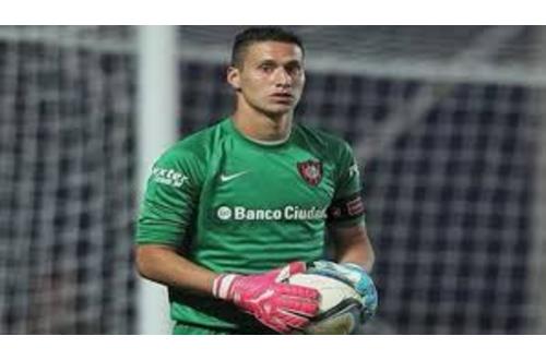 "Quiero jugar en el club, si no se da acá, será en otro lado"