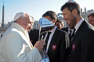 El Papa Francisco levantó la copa